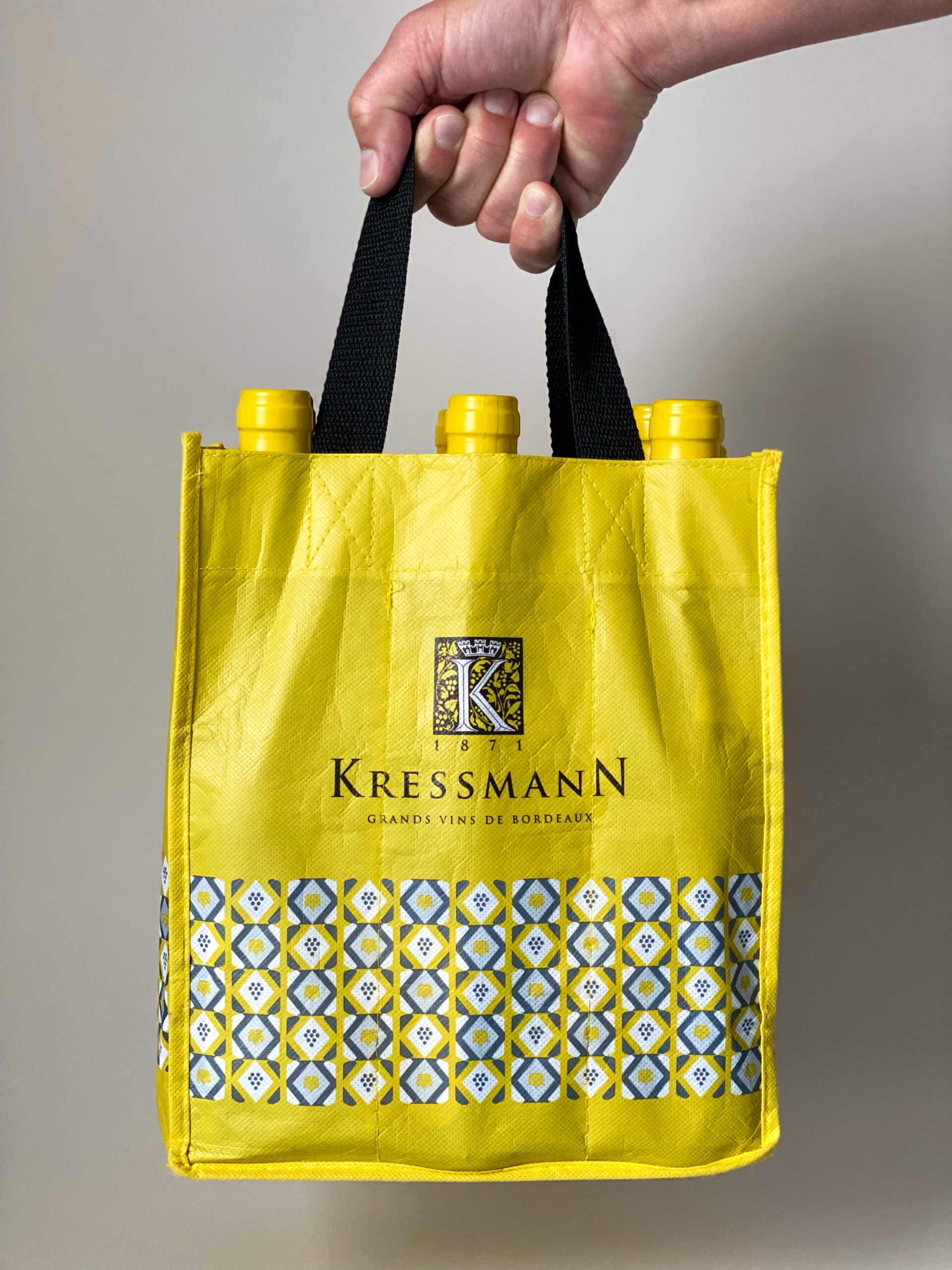 Återanvändbar vinpåse i non-woven med tryckt logotyp. Rymlig flaskpåse med handtag perfekt för gårdsbutik och enkel att bära hem.