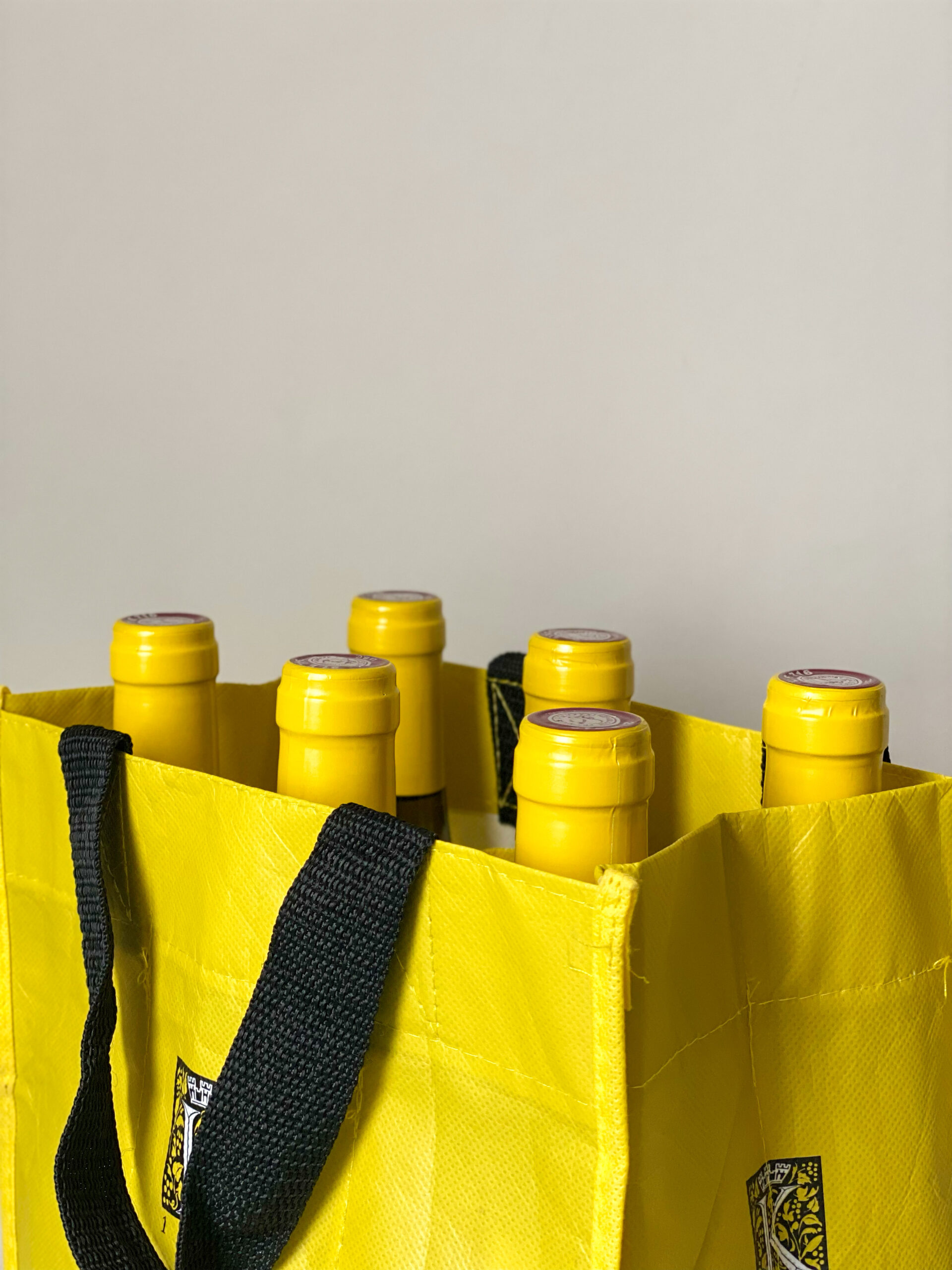 Gul flaskpåse i non-woven med flera fack.