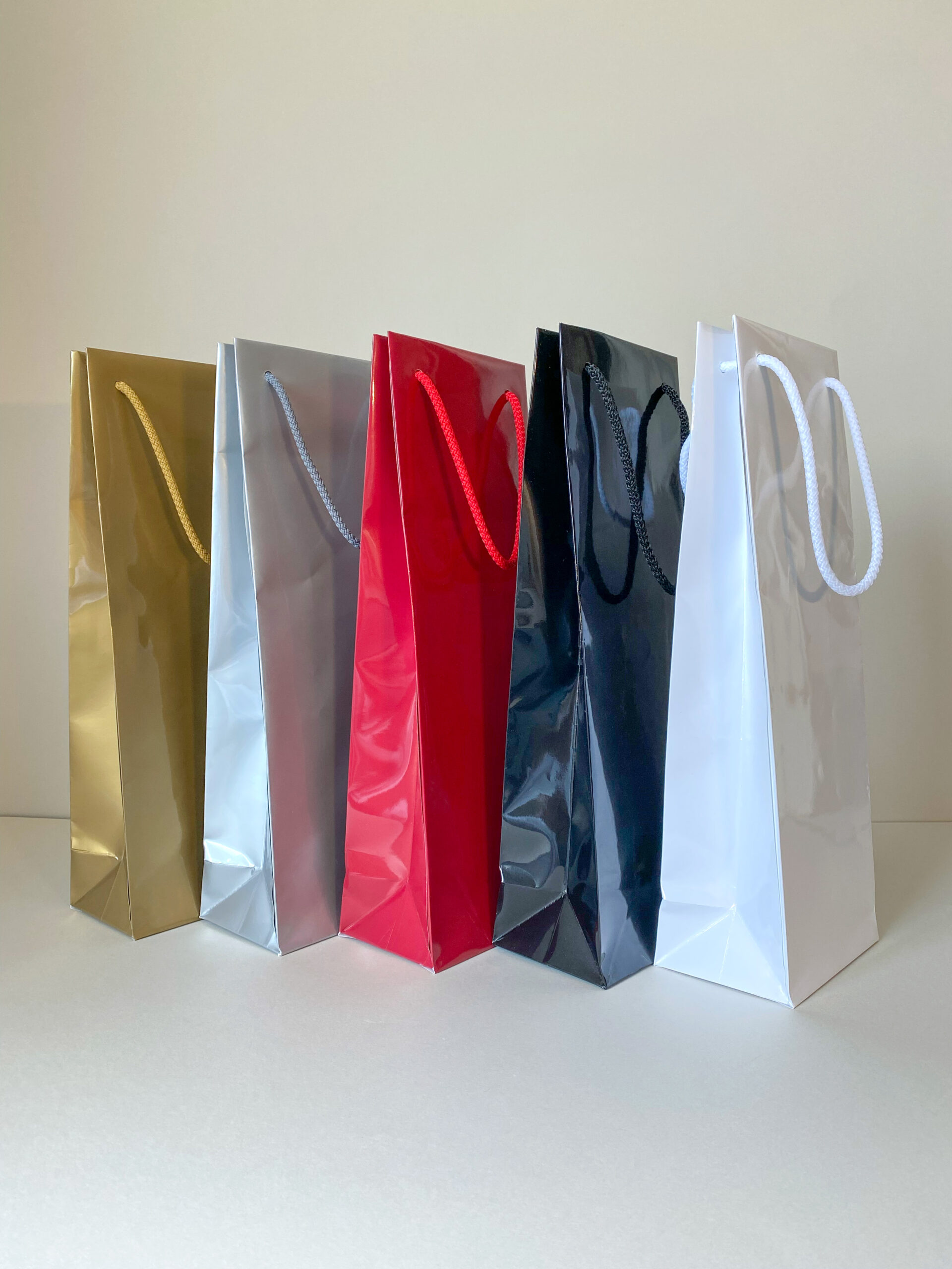 Flaskpåse med snörhandtag och förstärkt botten. Finns i flera färger. Perfekt som presentpåse eller butikspåse.